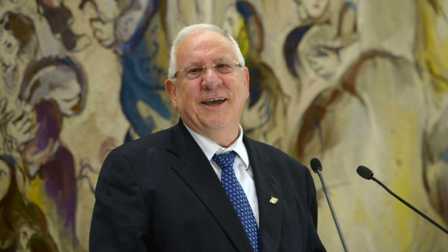 Zeman zase proti proudu. Pozval na návštěvu izraelského prezidenta