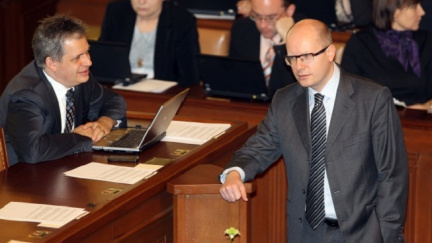 Aktualizováno: Sobotka se poškorpil s Dienstbierem kvůli služebnímu zákonu. Padala silná slova