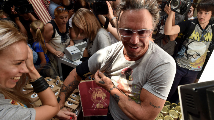 Mickey Rourke se na stará kolena zbláznil. Koupil si tričko s Putinem
