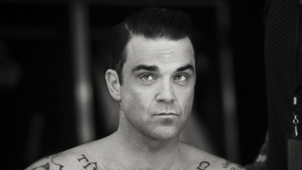 Fanoušci truchlili zbytečně. Popletli si jména mrtvého herce a žijící pop ikony Robbieho Williamse