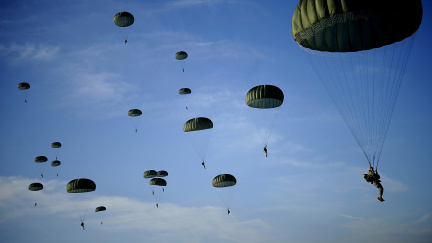 Aktualizováno: Zbloudilí ruští výsadkáři jsou zpátky doma, Moskva je vyměnila za 63 Ukrajinců