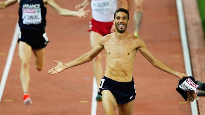 Francouzský steeplař si během závodu svlékl dres a přišel o zlato