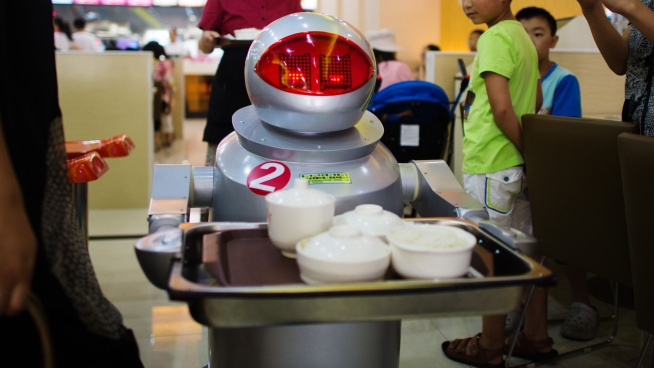 Gurmánský zážitek jako ze sci-fi filmu. V čínské restauraci vaří a servírují jídlo roboti