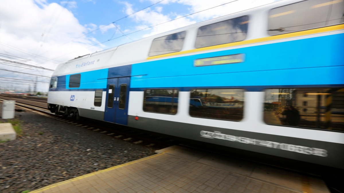 Na smíchovském nádraží vykolejil vlak. Tři lidé jsou zraněni