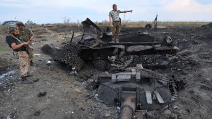 Masakr na východě Ukrajiny. Konvoj s uprchlíky napadli povstalci, lidé hořeli zaživa