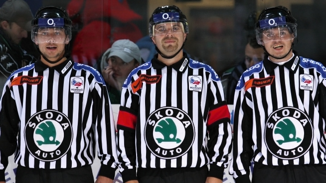 Rozhodčí v extralize budou mít po vzoru NHL na dresech místo jmenovek čísla
