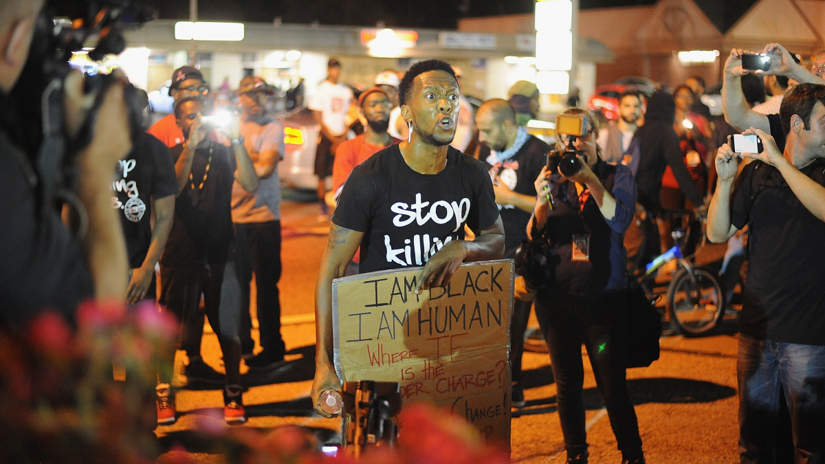 Násilnosti ve Fergusonu odhalují tvrdou americkou realitu