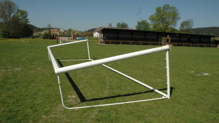 Na chlapce spadla fotbalová branka. Na místě zemřel