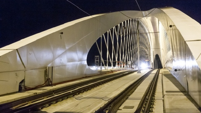 Tři tramvaje a 24 nákladních aut. Začala zatěžkávací zkouška Trojského mostu