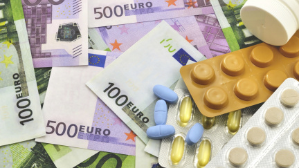 Opravdu to pomůže? V lékárnách se zruší poplatky a zdraží léky