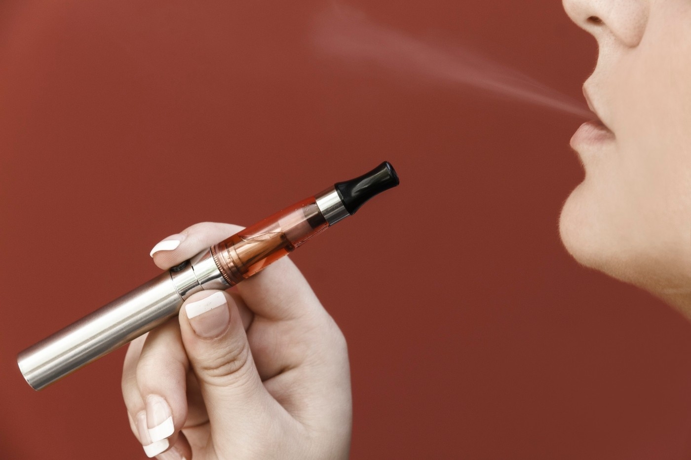 WHO žádá omezení e-cigaret. Zmizet mají ovocné příchuti i prodejní automaty