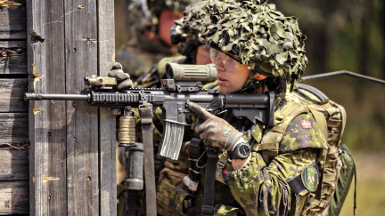 NATO rozmístí ve východní Evropě základny. Bojí se, že Putinovi nebude Ukrajina stačit