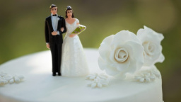 Kousek svatebního dortu princezny Diany byl vydražen za 29 tisíc korun