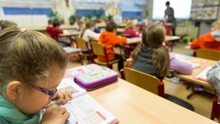 Dětem skončily prázdniny. Poprvé do školy jde 115 tisíc prvňáčků