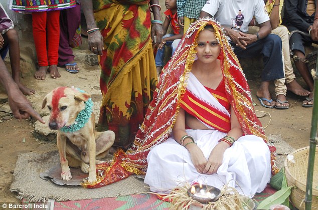 Indka se provdala za psa kvůli zvrhlým vesnickým pověrám