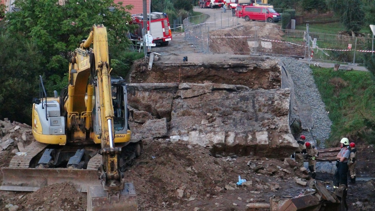 Za pádem mostu ve Vilémově mohla být špatná koordinace prací