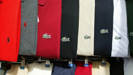 Konec pálení zabaveného oblečení. Vězni odpářou loga, oděvy dostanou potřební