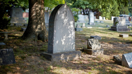 Podvodník chtěl utéct policii. V novinách oznámil vlastní smrt