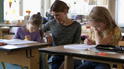 Státní zaměstnanci dostanou přidáno už v listopadu