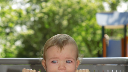 Dvouleté dítě strávilo tři dny v kanále na těle zabité matky