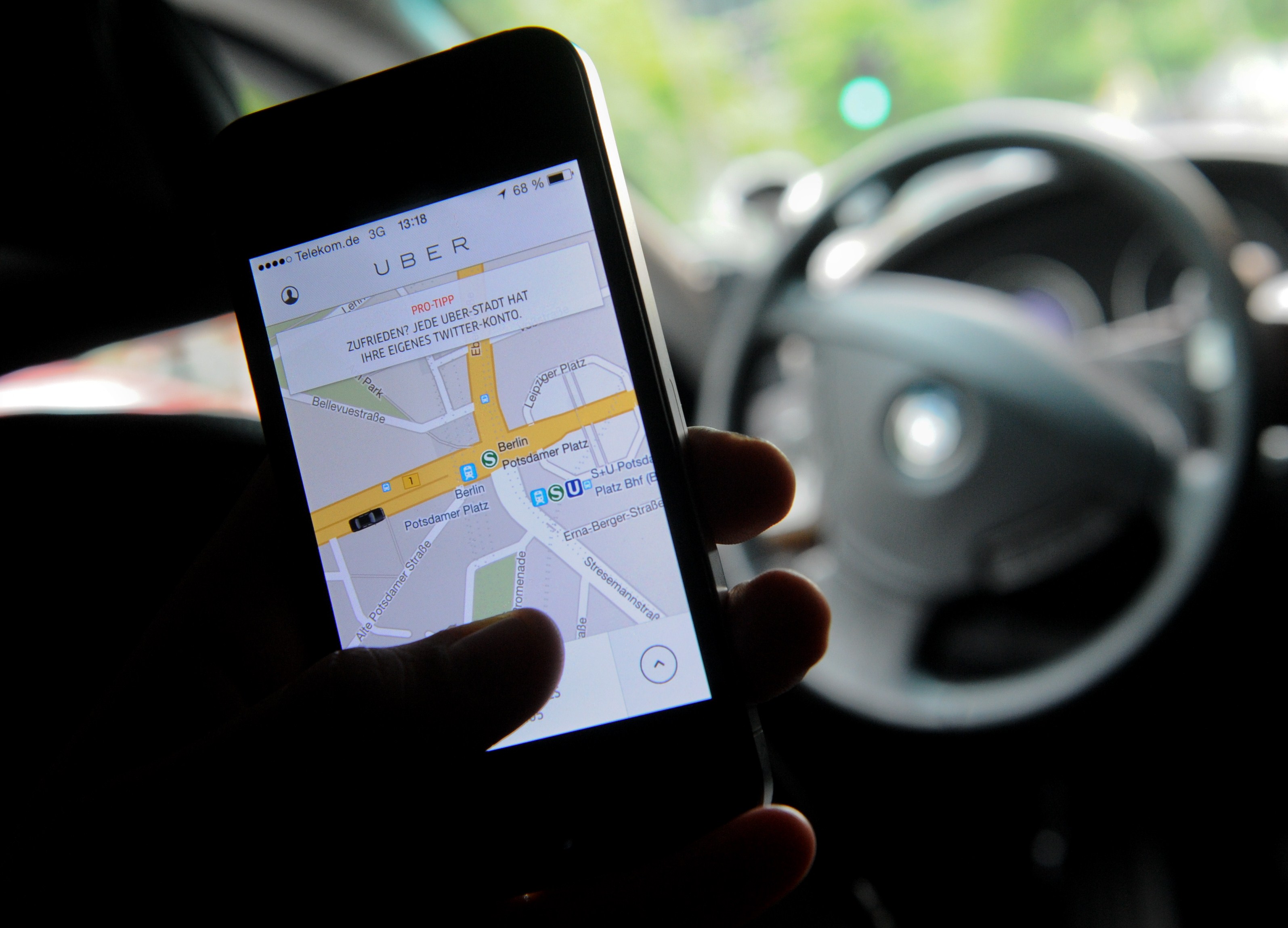 Europoslanci schválili posílení práv kurýrů či řidičů platforem, jako je Uber