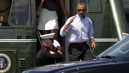 Obama salutoval s kelímkem v ruce a vysloužil si tvrdou kritiku