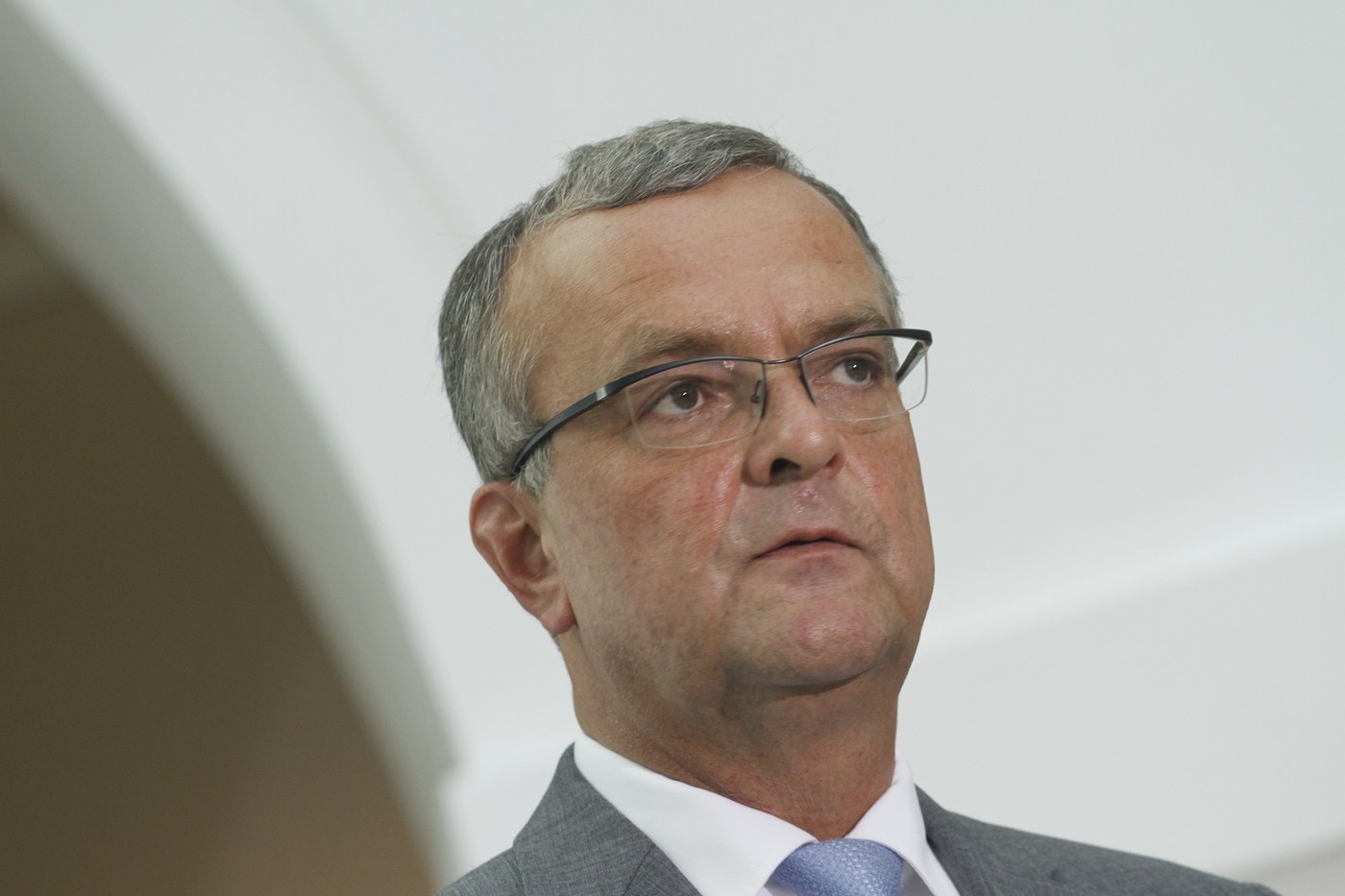 Kalousek se zatím za "fízla" omlouvat nemusí. Sněmovna přešlapuje na místě