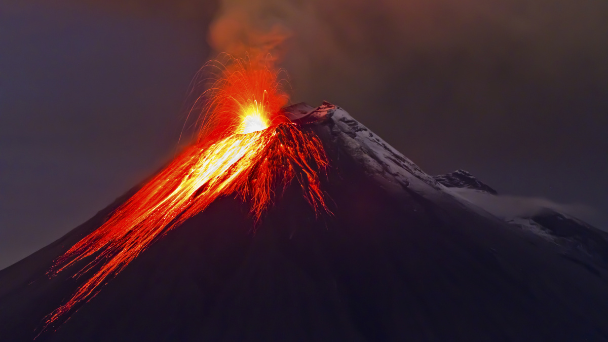 Erupce uvěznily na vrcholu sopky 250 japonských výletníků. Nejméně jeden zemřel