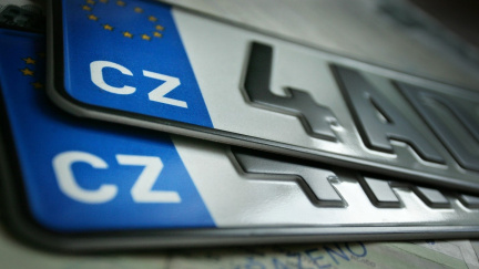 Češi si budou muset na poznávací značky na přání počkat o rok déle