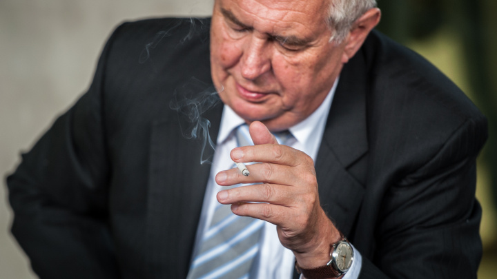 Služební zákon prošel senátem beze změn. Zeman si už na něj brousí zuby