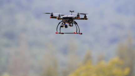 Francouzi zatkli Izraelce za to, že natáčel Paříž bezpilotním letounem