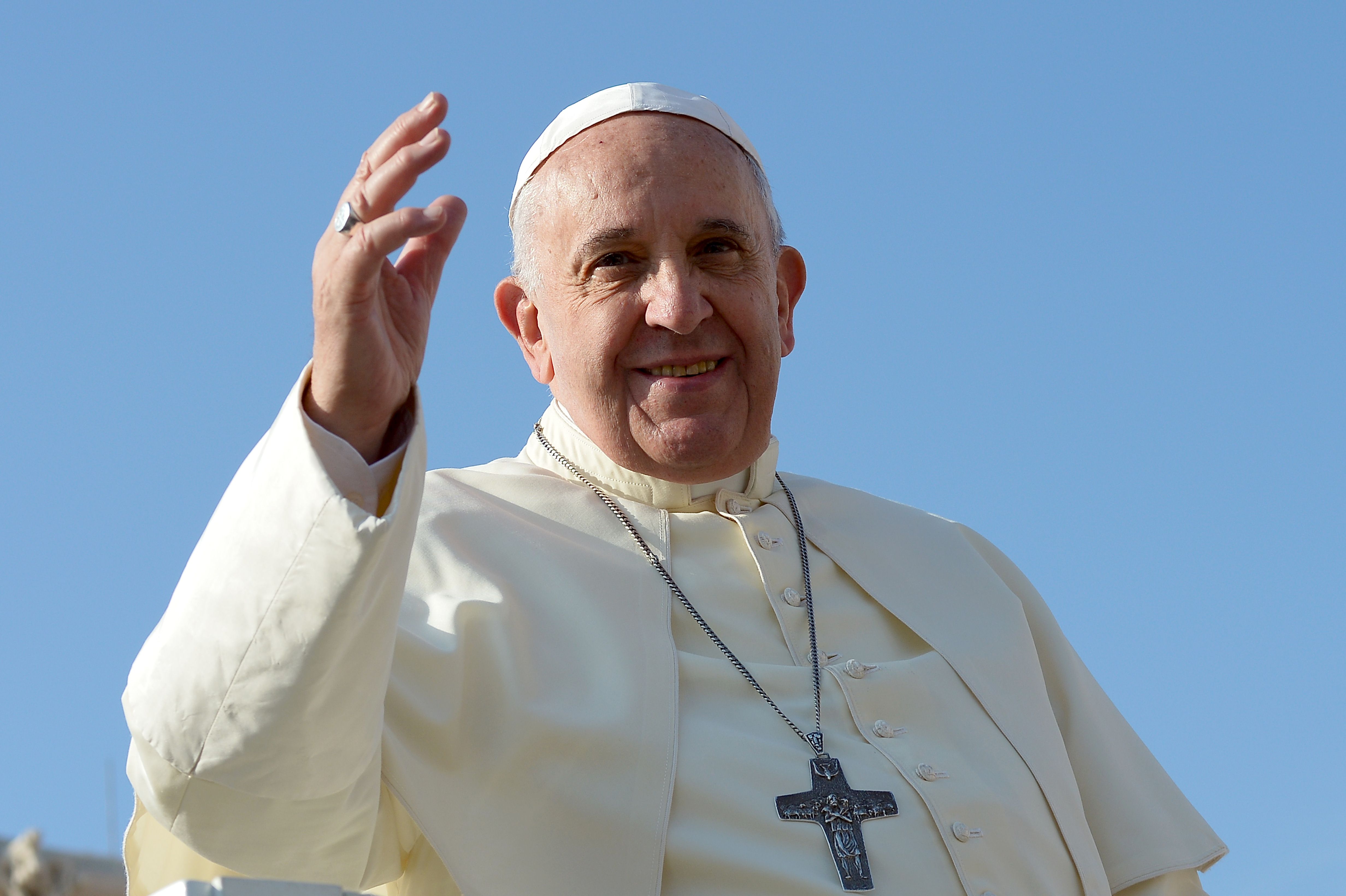 Papež František byl převezen do římské nemocnice na vyšetření