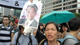 Protesty v Hongkongu slábnou. Demonstranti uvolnili úřady a vládní budovy
