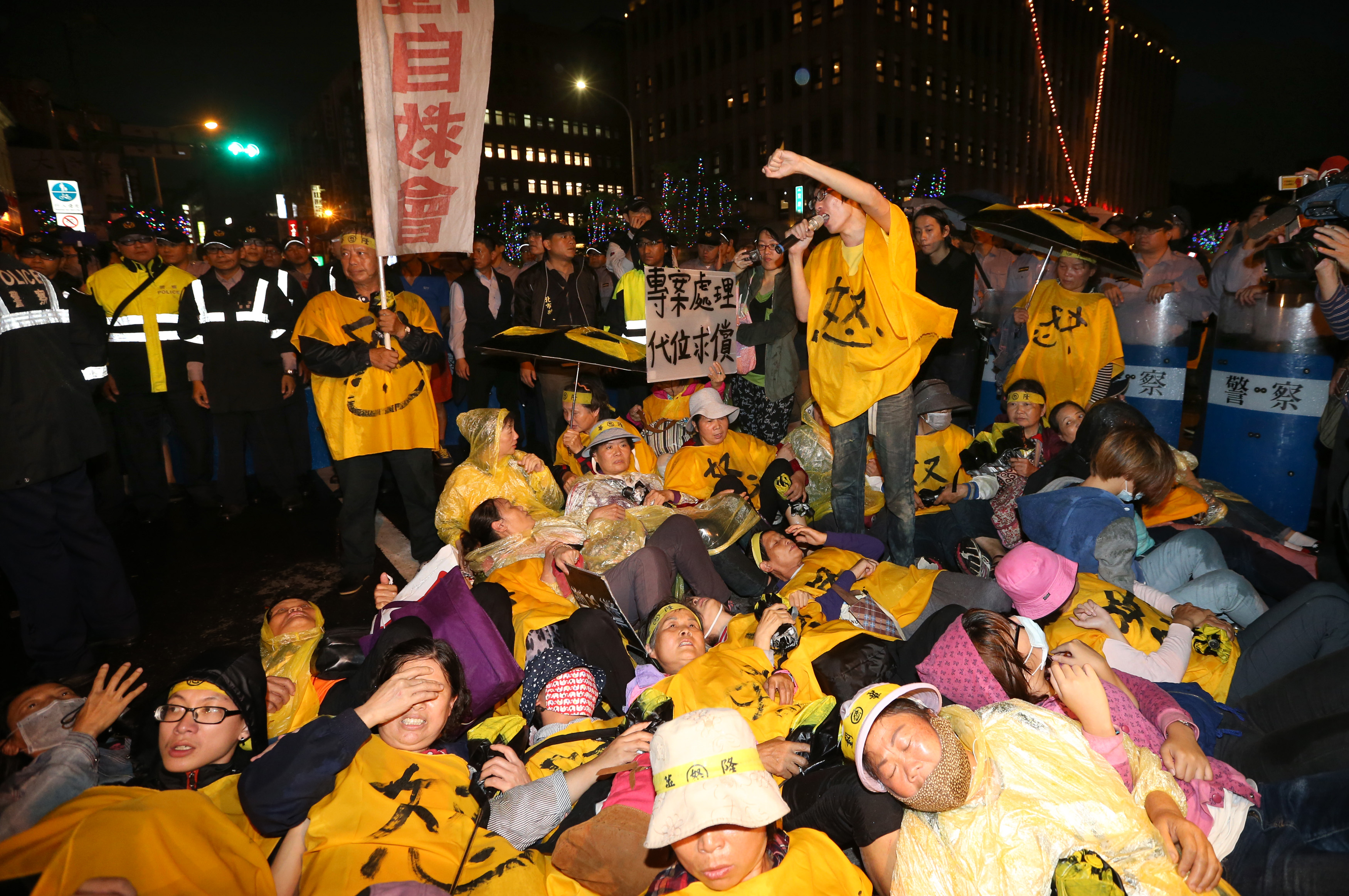 V Hongkongu opět demonstrují tisíce aktivistů. Policie chystá zásah
