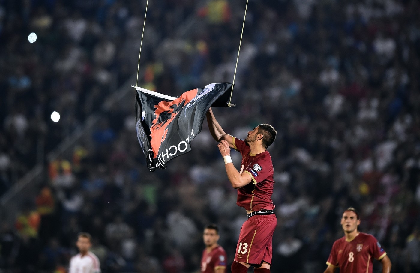 Srbsko-albánské kočkování na fotbale vyvolalo lidové nepokoje
