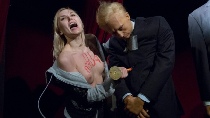 Aktivistka Femenu dostala v Paříži pokutu za nahý útok na figurínu Putina