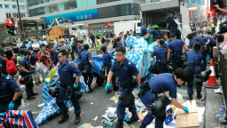 V Hongkongu pokračují pouliční bitky. I přes návázání dialogu