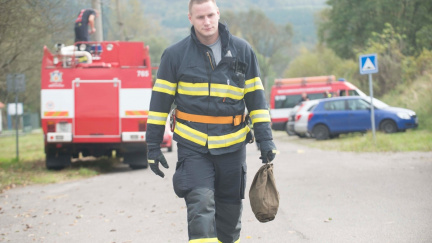 Pyrotechnici se dostali 300 metrů od vybuchlého muničního skladu. Areál připomíná bojiště!