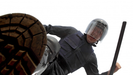 Zas**ní Pražáci, zaznělo z úst policistů. Pak zbili muže, kterému sundávali botičku