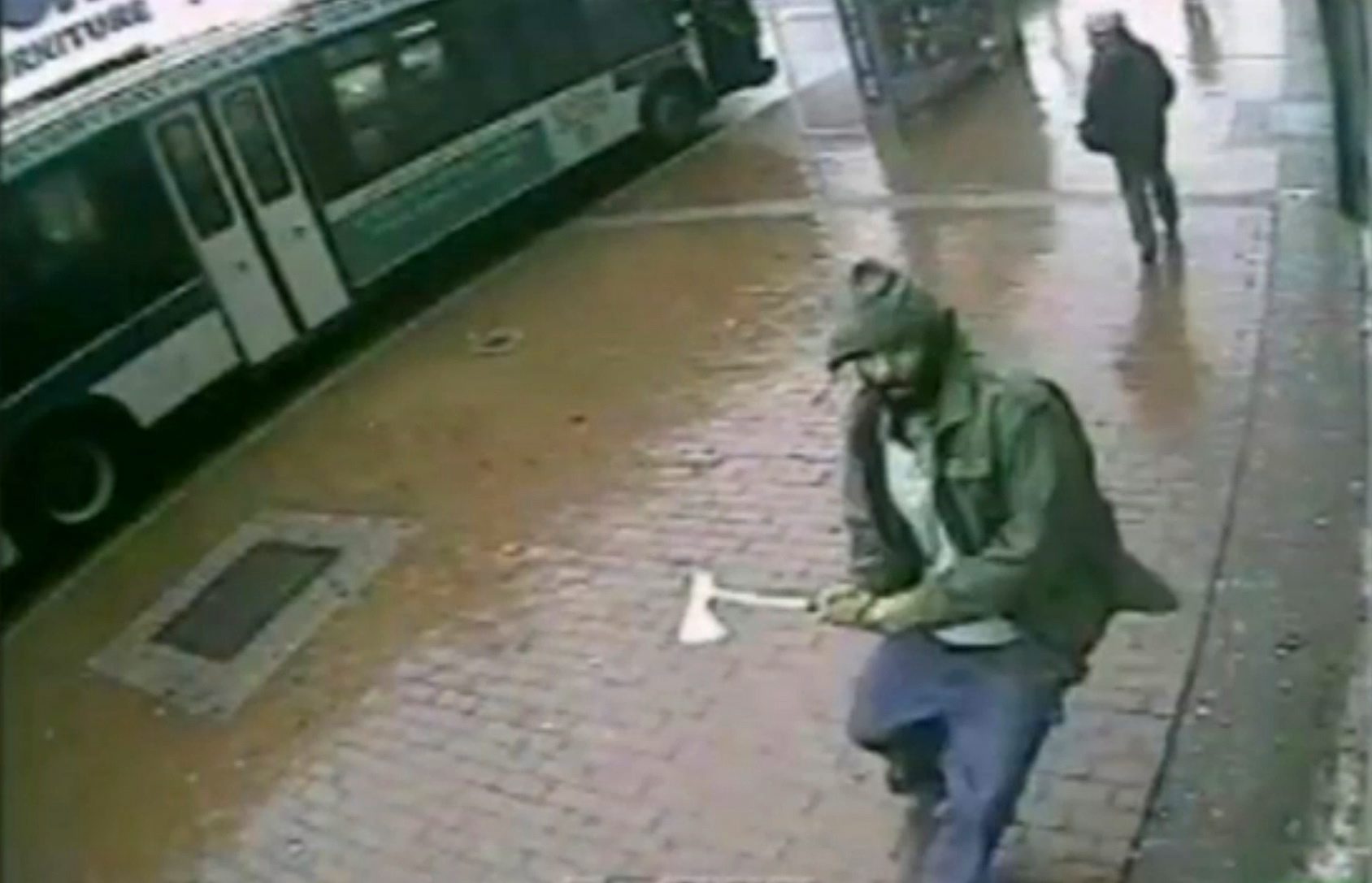 Policisté v New Yorku zastřelili 'islamistu', který na ně zaútočil sekerou