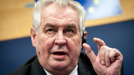 Poslanci přehlasovali Zemanovo veto, služební zákon prošel