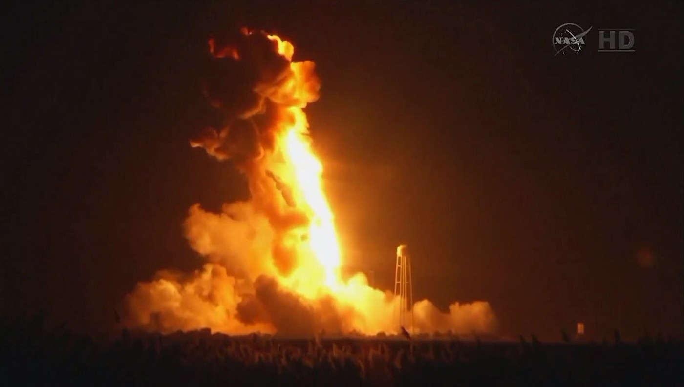 Američanům při startu explodovala raketa Antares