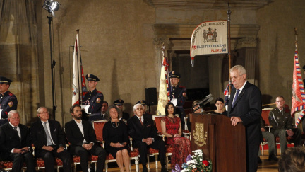 Špína této země aneb mnoho povyku pro mikinu