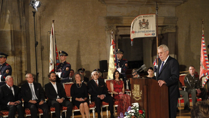 Špína této země aneb mnoho povyku pro mikinu