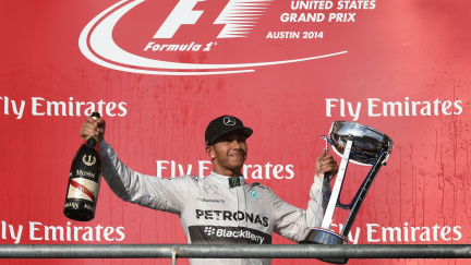 V USA kraloval Hamilton. Desátým triumfem překonal rekord