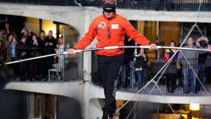 Akrobat se prošel nad Chicagem bez jištění a se zavázanýma očima