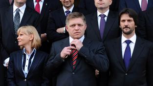 Ficova vláda při jmenování; ministryně zdravotnictví Zuzana Zvolenská vlevo po boku premiéra