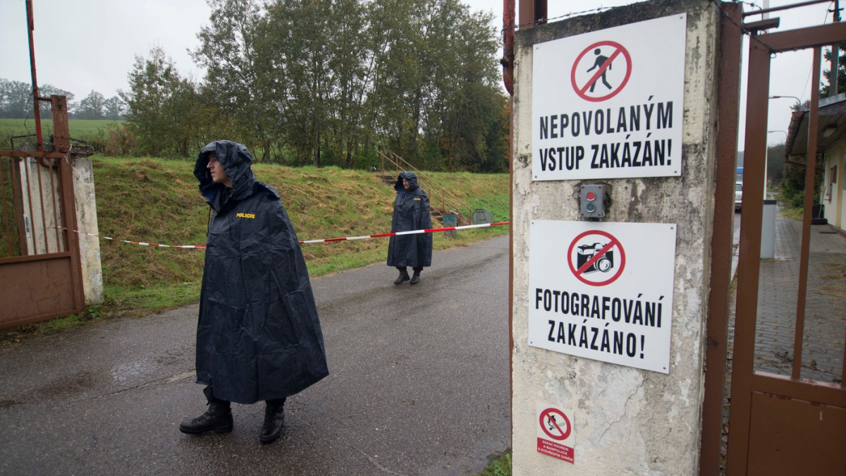 Vrběticemi dál otřásají exploze. Sklad hlídá armáda