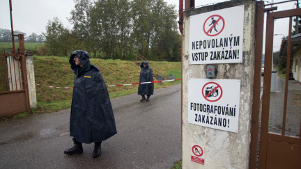 Vrběticemi dál otřásají exploze. Sklad hlídá armáda