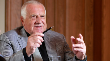 Komentář: Klausův pád do protiproudu směšnosti